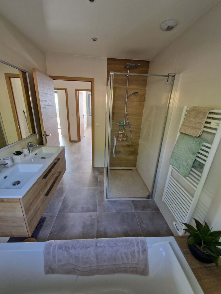 Villa Micoline to rent bathroom, shower, bathtub